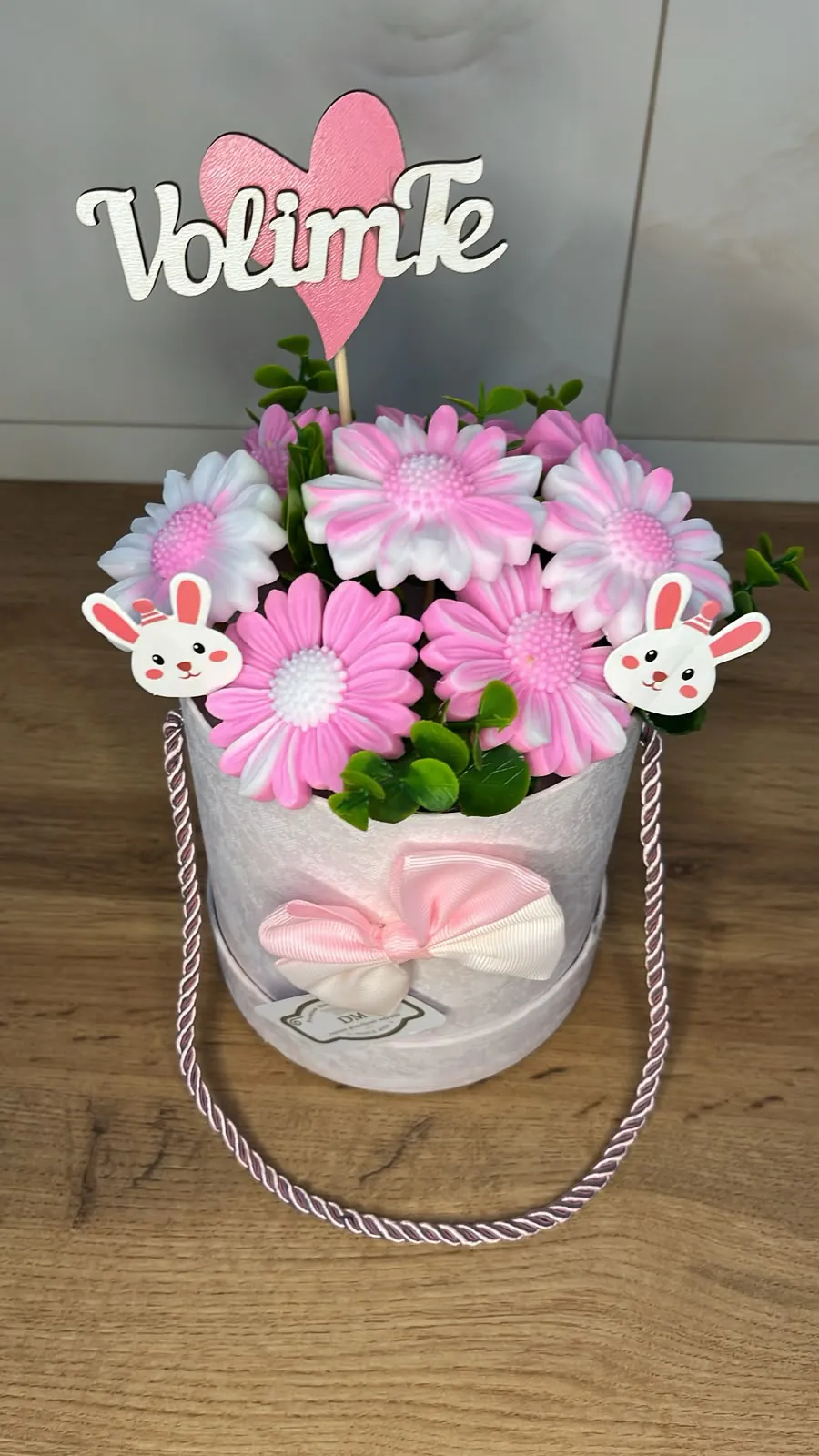 Roze cvetni buket od sapuna sa porukom Volim te
